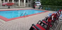 Riviera Inn & Suites 1000 Islands - Pool