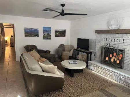 Desert Villa Oasis - Gateway to the Eastern Sierras, Death Valley, and Yosemite Отели в г. Риджкрест