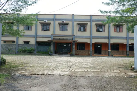 Hotel Handayani Отели рядом с достопримечательностью «Prabu Geusan Ulun Museum»