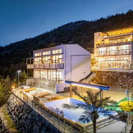 Yeosu Demer Pool Villa Отели рядом с достопримечательностью «Поле для гольфа The Ocean»
