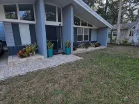 Yankeetown, Waterfront, Pet Friendly, 6 People, Floating Dock, Pool Table. Hotels in Inglis