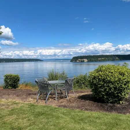 GIG Harbor- Secluded Apartment with Million Dollar View.  10-Minute Walk to Town