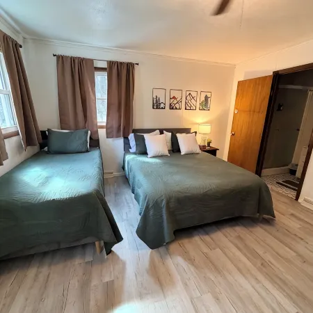 Lakefront Emerald Cove Cottage-3 bd, 2 ba -Sleeps 10 Hotels in Newaygo County