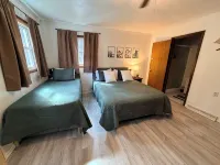 Lakefront Emerald Cove Cottage-3 bd, 2 ba -Sleeps 10 - 3-Star