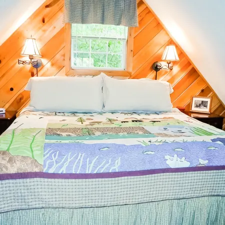 Raccoon Loft - Secluded Cabin with Fire Pit and Pickleball