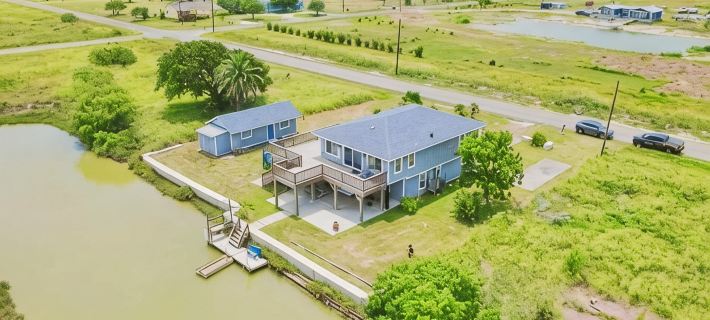 Charming canal front 3-bedroom house with WiFi, AC in tranquil Rockport. Ξενοδοχεία στην πόλη Aransas County