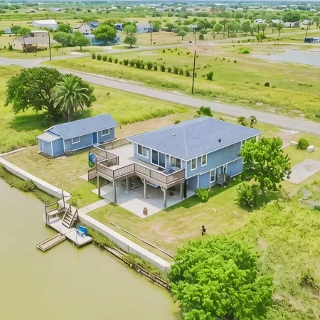 Charming canal front 3-bedroom house with WiFi, AC in tranquil Rockport.