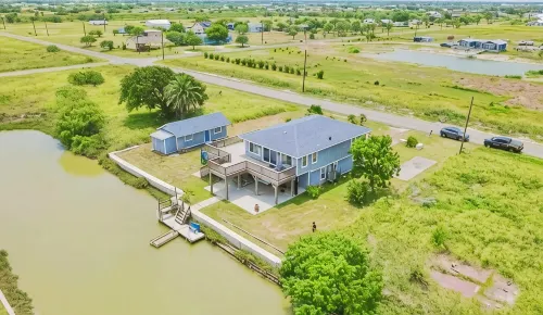 Charming canal front 3-bedroom house with WiFi, AC in tranquil Rockport.