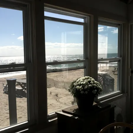 Direct LI sound waterfront cottage, one level living in Hawks Nest Beach