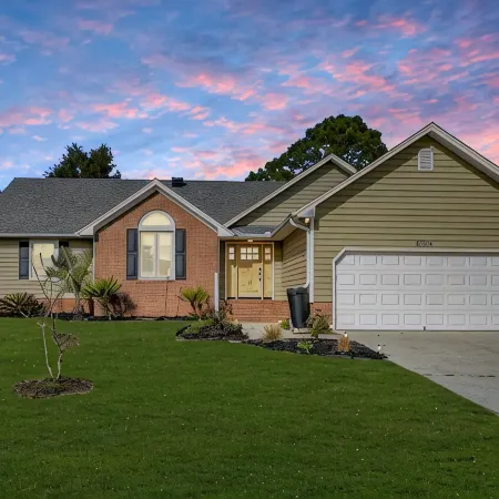 Charming 3-bedroom house close to area beachs, the river and downtown