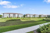 Chic 2 BD/2 BA Condo: Serene Escape in Melbourne