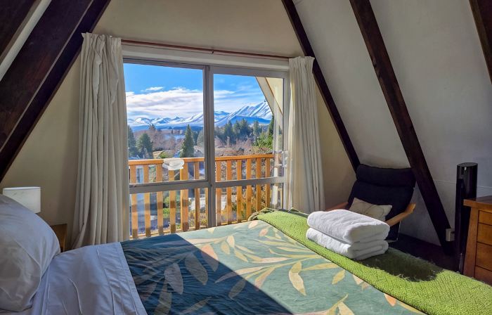 Cozy Lake Tekapo Stay with Mountain Views