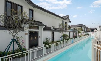 Qingyuan Crystal Butterfly Bay Swimming Lane Hot Spring Villa
