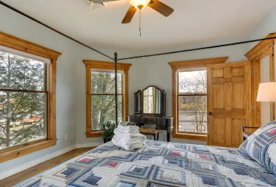 Victorian Lake Oasis | Hot Tub | 30 min to skiing Hotel a 
