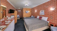 Elms Motor Inn