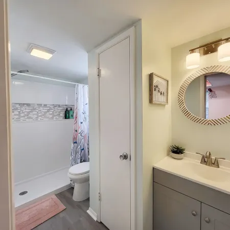 Charming Chic Getaway - 2 min. Walk to Beach, Restaurants, & Shops