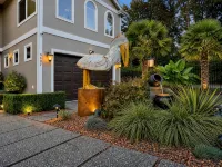 Comfort and Luxury Tropical Villa with EV Charger. Hotels near King County (Boeing Field) International Airport