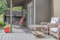 Tiny Cabin B, Steps from Mt. Rainier Nat Park W/ firepit close to river & trails - Alppimaja