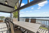 Sleeps 12, 16ft Water, Game Room, Hot Tub + MORE! - 4つ星