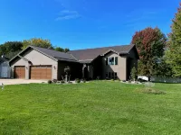 3-bed, 3-bath, 3-car garage executive home in Marshfield, WI - Wifi