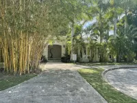 Coastal Gem in gated community. Waterfront, pool, 20 mins from airport Hotels in 