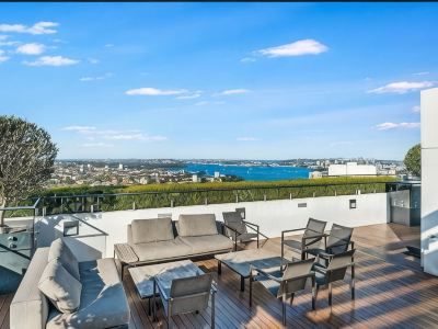 Modern City Pad with Rooftop Pool and Gym