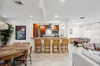Olas Oasis - Chic Luxe House + Pool for 10