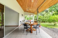 Complete house in the privacy of a spacious tropical setting - 3-Star