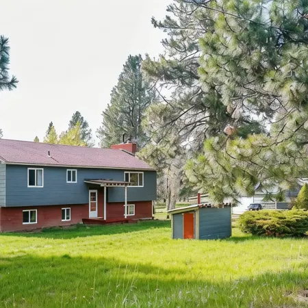 Charming 3-bedroom house with AC, WiFi in welcoming Chiloquin