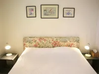 Sea view garden apartment with pool option. Near beach between Nice and Monaco 埃茲住宿飯店