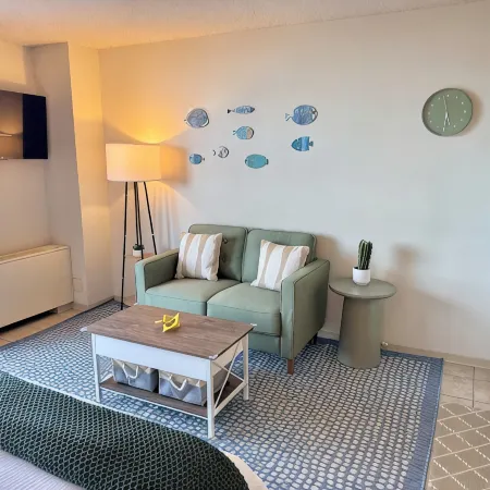 Hilo Studio Retreat with Gorgeous Park View, AC, WiFi, Pool