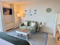 Hilo Studio Retreat with Gorgeous Park View, AC, WiFi, Pool