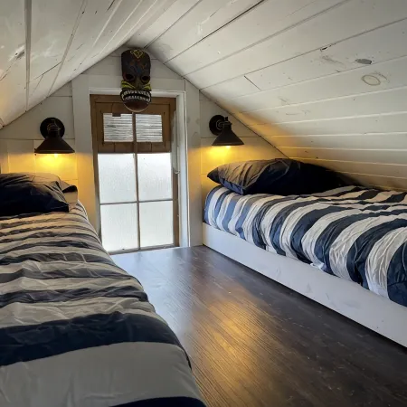 Ultimate couples getaway! Quiet and private Lakeside Cottage in the Adirondacks