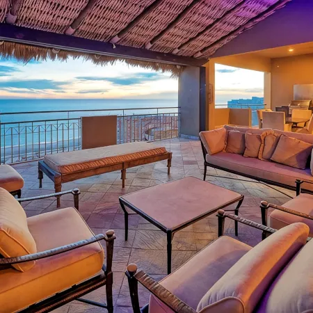 Luxury 4Bd Penthouse, Ocean VIEWS, 2 king suites, pvt jacuzzi, beachfront resort