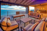 Luxury 4Bd Penthouse, Ocean VIEWS, 2 king suites, pvt jacuzzi, beachfront resort
