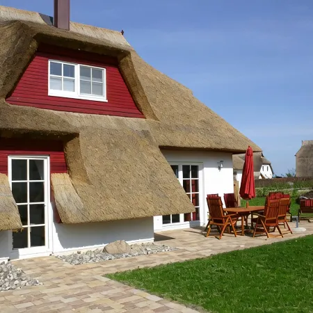 Enchanting thatched house idyllically situated on the Achterwasser, child-friendly