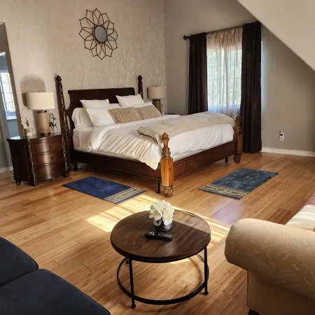 Stylish Chalet with Hot Tub and Jacuzzi!