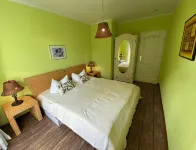 Unique Thatched Cottage with a Private Garden and Parking, Including Utilities and Laundry Service - Wifi