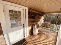 Charming and modernized 1800's Creekside Cabin w/Hot Tub and 5 minutes to I-77 - Chalets