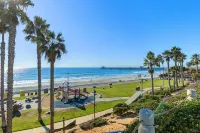 Coastal urban Castle w/ giant Ocean view Deck -BBQ and A/C-100 steps to beach! - 4 ดาว