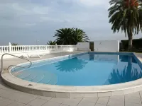 Comfortable home with a beautiful blooming garden and a view of the Atlantic - Uima-altaat