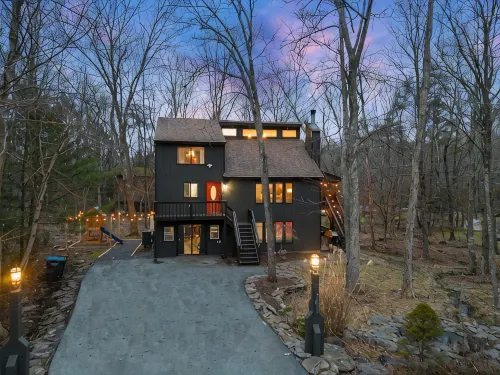 Poconos FUN! Hot Tub, Fire Pit, Game Room, Arcade - Homestays