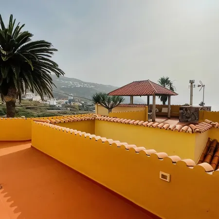 An oasis with a double panoramic view over the ocean and the mountain El Teide 1