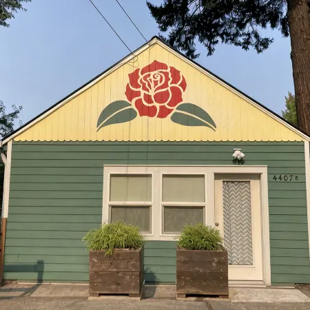 Convenient Chic Cottage Отели рядом с достопримечательностью «Маунт Табор Парк»