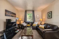 Experience Twin Cites, Spacious, Entire House - 3 ดาว