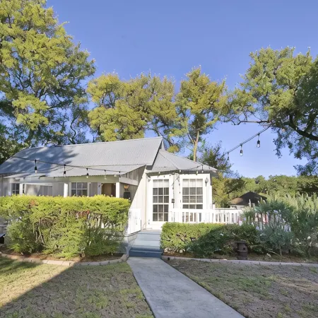 Great Location-walking distance to downtown; quiet; historical district