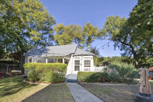 Great Location-walking distance to downtown; quiet; historical district