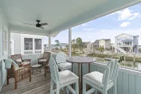 Beach House - Private Dock + Walk to the Beach - Homestays
