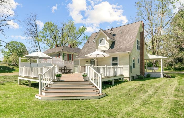 Yellow Bird Cottage - Cozy home minutes from Radford University, with large deck