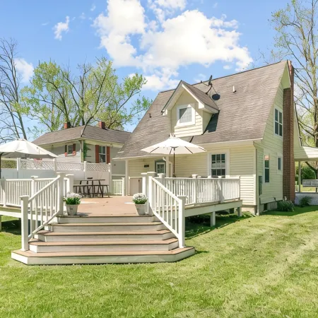 Yellow Bird Cottage - Cozy home minutes from Radford University, with large deck